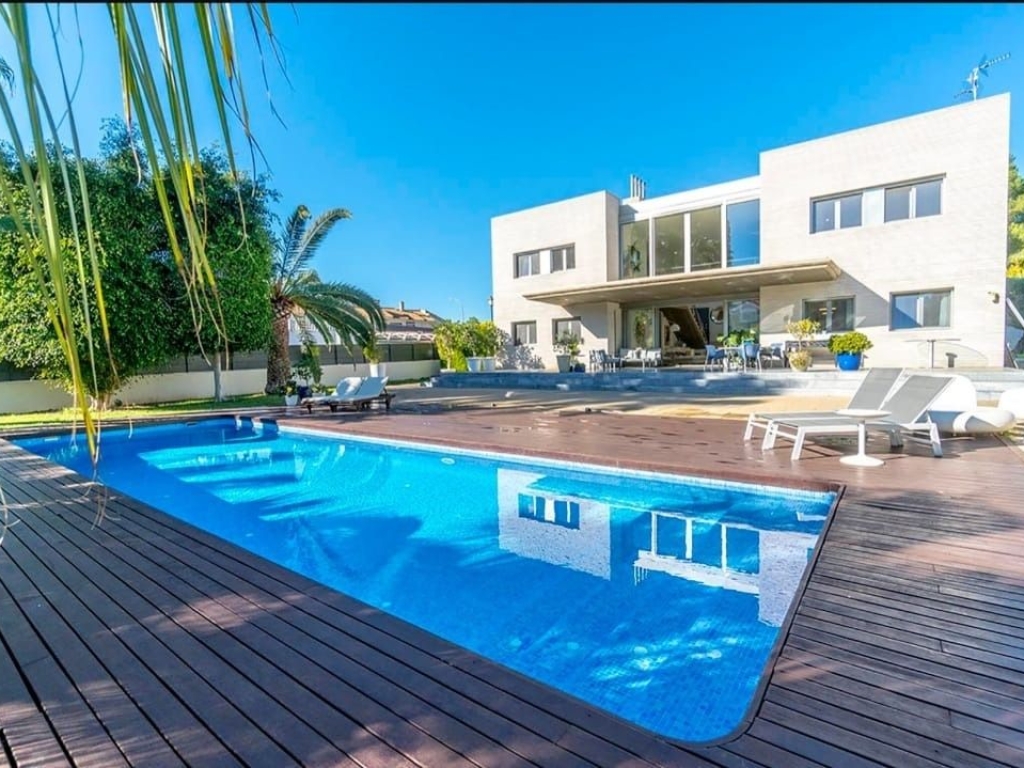 4 Bedroom 4 Bathroom Villa in Orihuela Costa