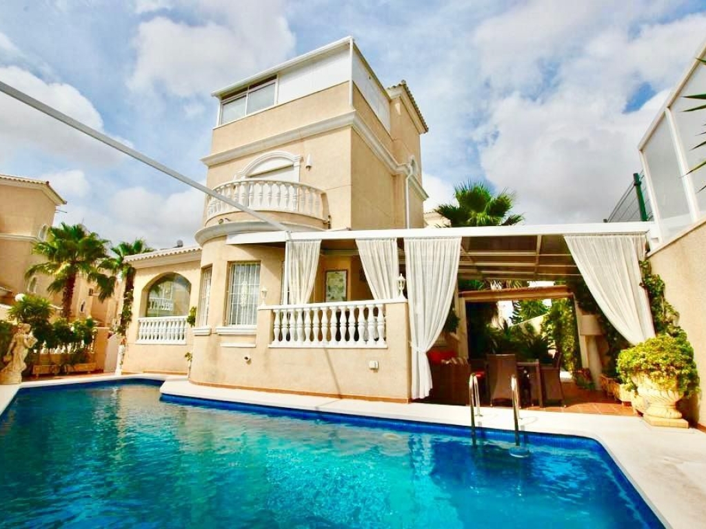 5 Bedroom 4 Bathroom Villa in Orihuela Costa