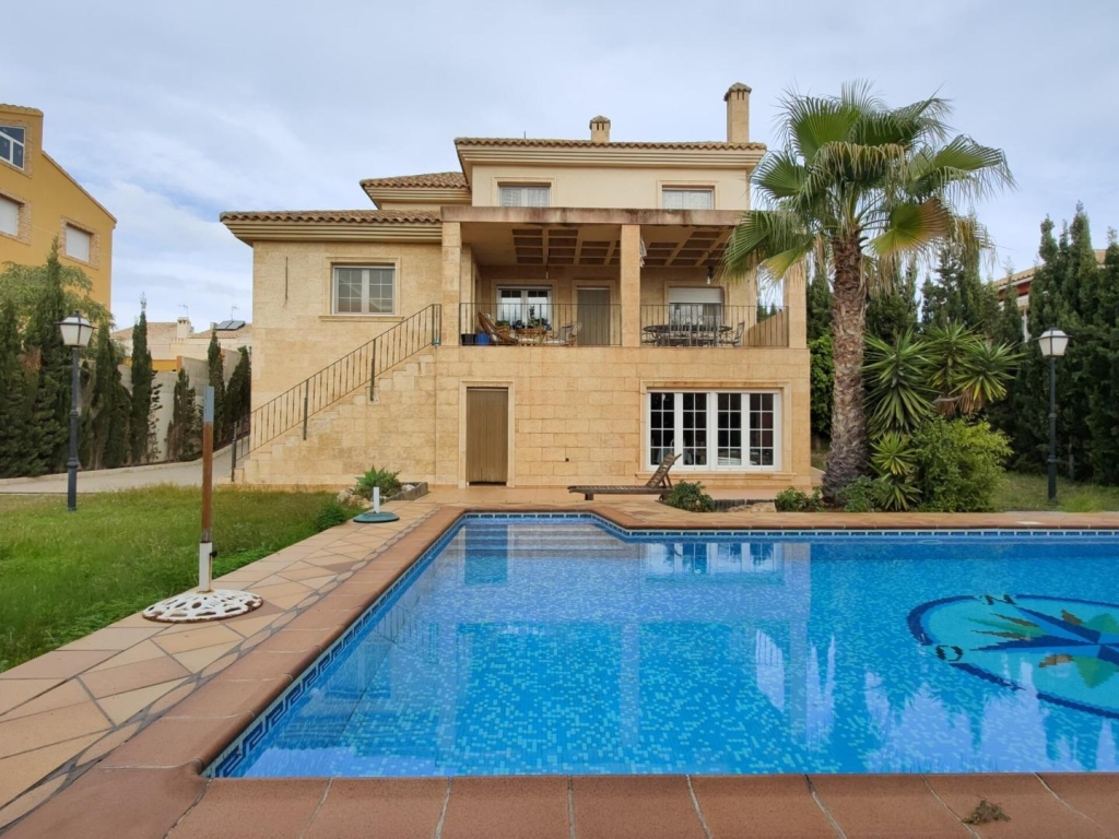 6 Bedroom 4 Bathroom Villa in Torrevieja