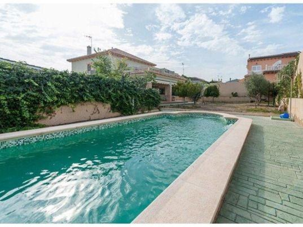 4 Bedroom 2 Bathroom Villa in Torrevieja