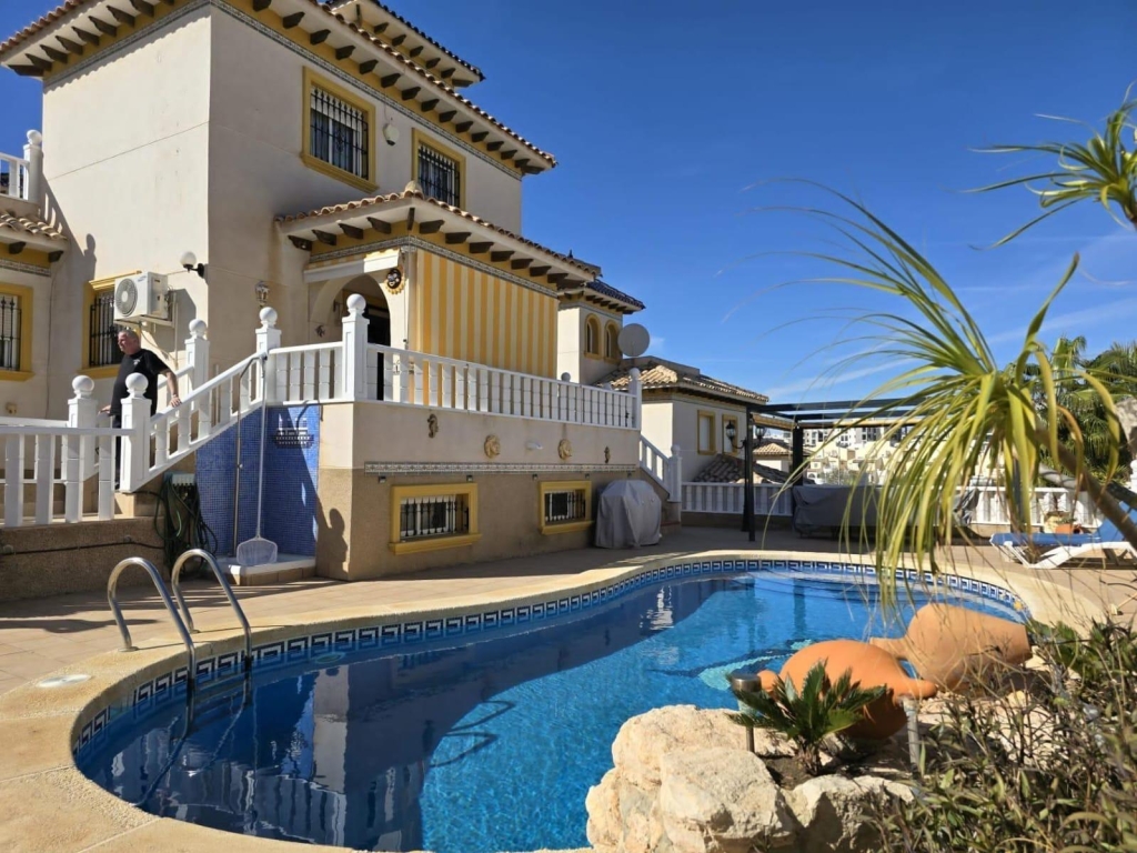 4 Bedroom 3 Bathroom Villa in Orihuela Costa
